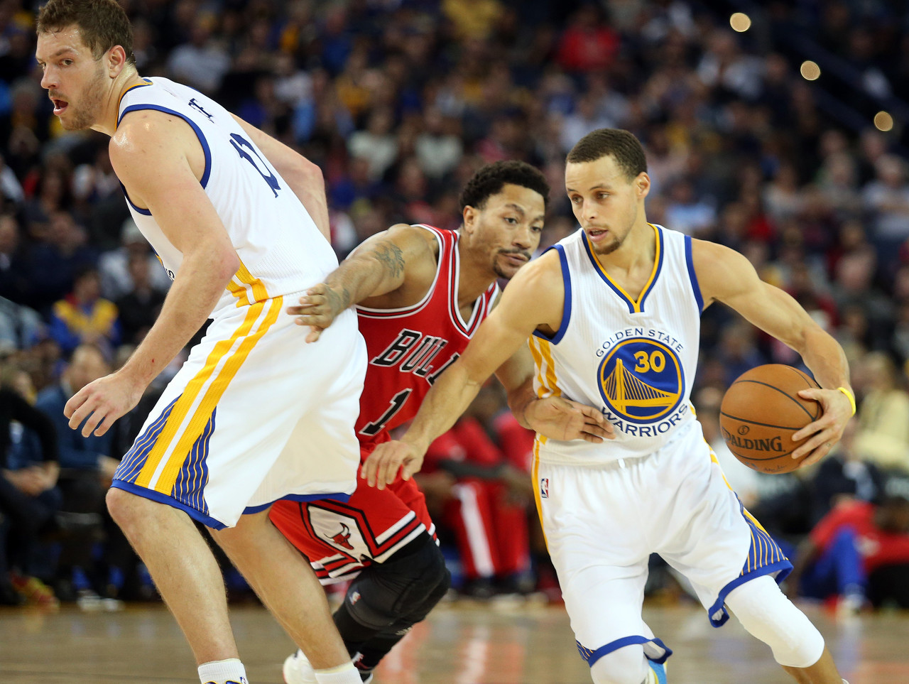 亚博体育官网-蒂格：罗斯比库里难防 罗斯看你一眼然后一个加速变向就到篮下了