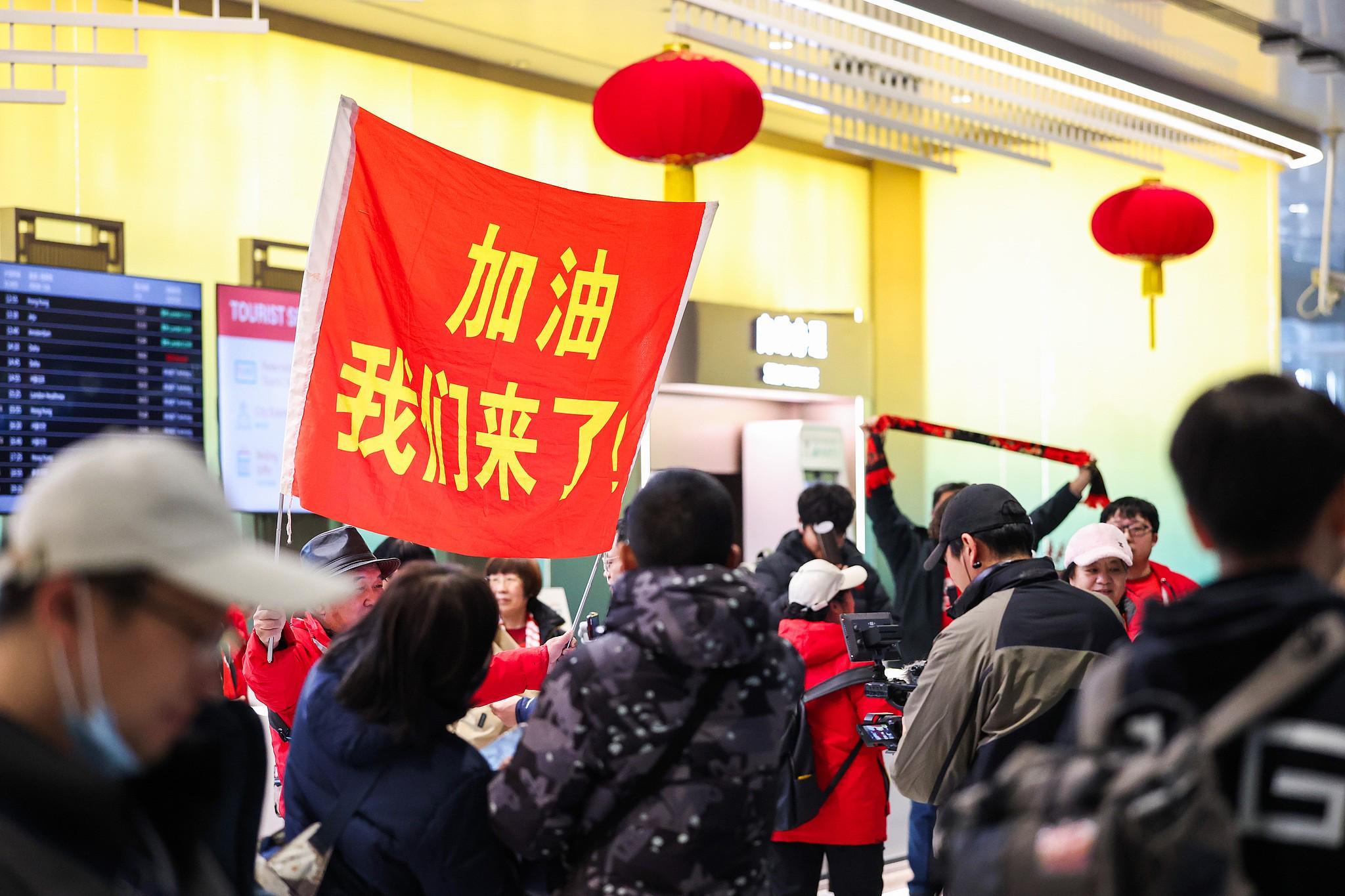 亚博体育官网-高清图集：U23国足凯旋，众多球迷现场接机