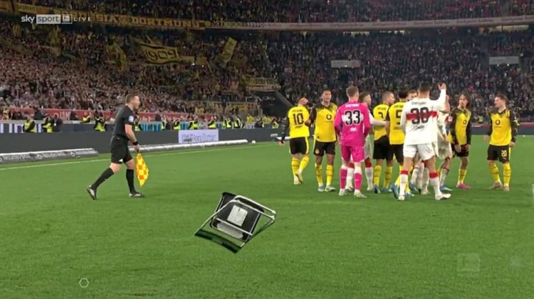 亚博-认为遭到挑衅！图片报：布兰特进球后斯图加特球迷往场内扔折叠椅